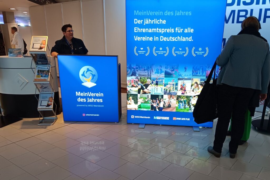 Eingang von WISO MeinVerein mit Besucher auf einer Veranstaltung.